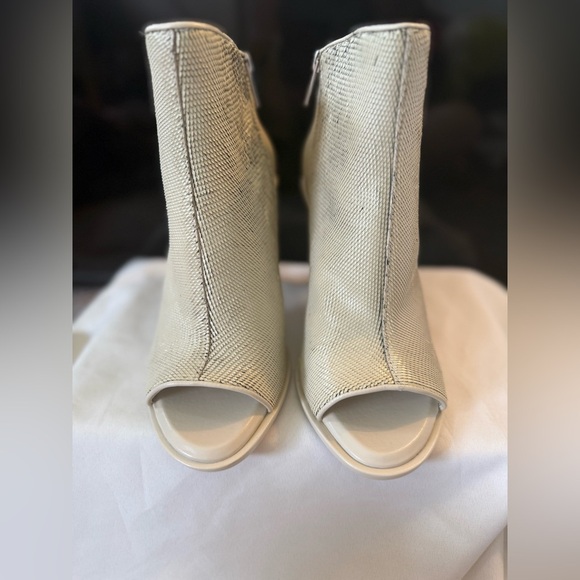 BRAND NEW Vince Camuto Cream Finndayas Peep-Toe Bootie - Picture 3 of 8